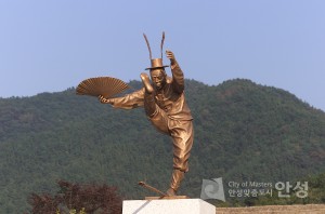 2004년 바우덕이 축제 안성장터 동상