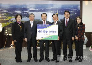 농협중앙회안성시지부 직원일동 소외계층 사랑의 쌀 전달