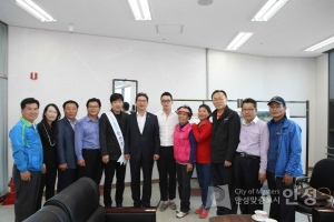 안성시홍보대사 손현주 및 단체사진