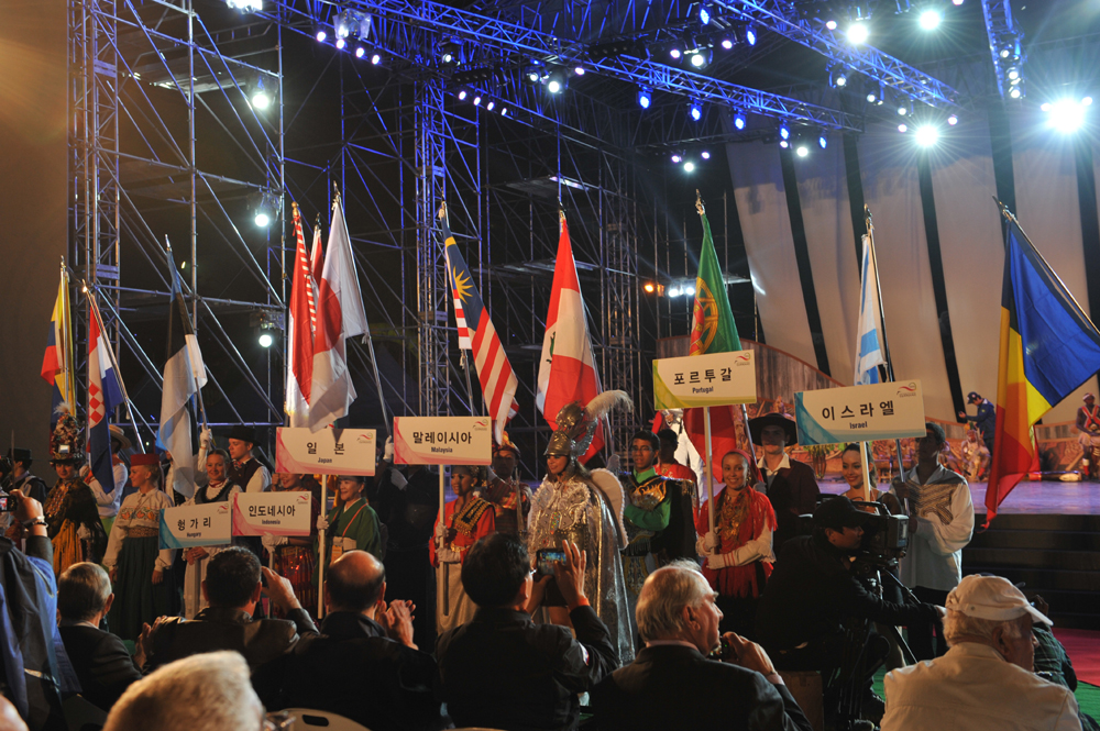 일본, 포르투갈, 이스라엘 등에서 온 공연단들이 전통의상을 입고 각국의 깃발은 들고 있다.