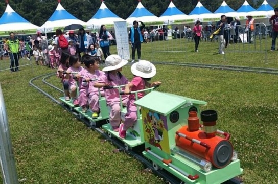 체험 기차를 탄 아이들의 모습입니다.