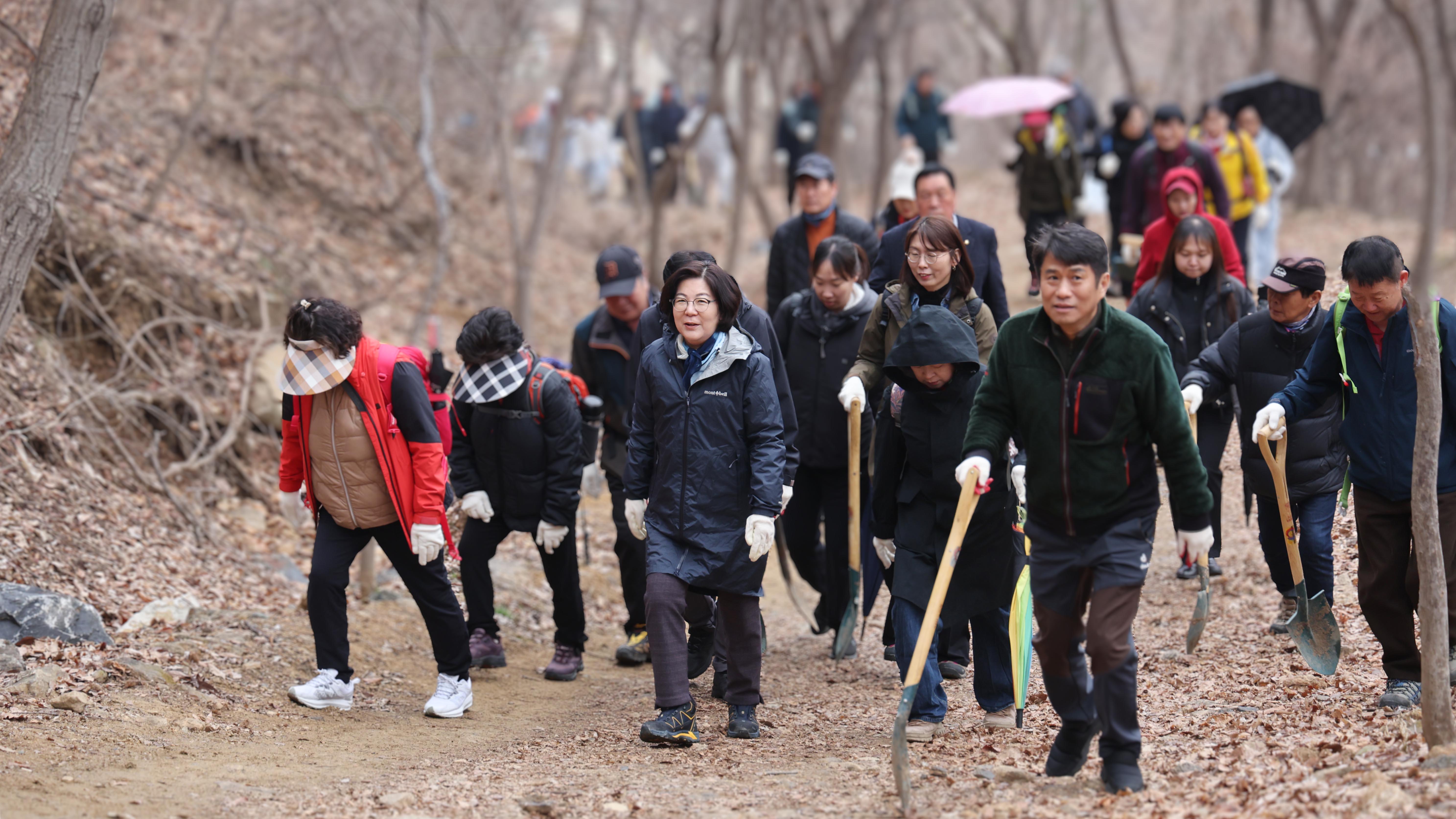 중앙산악회 서운산 나무심기 행사-04