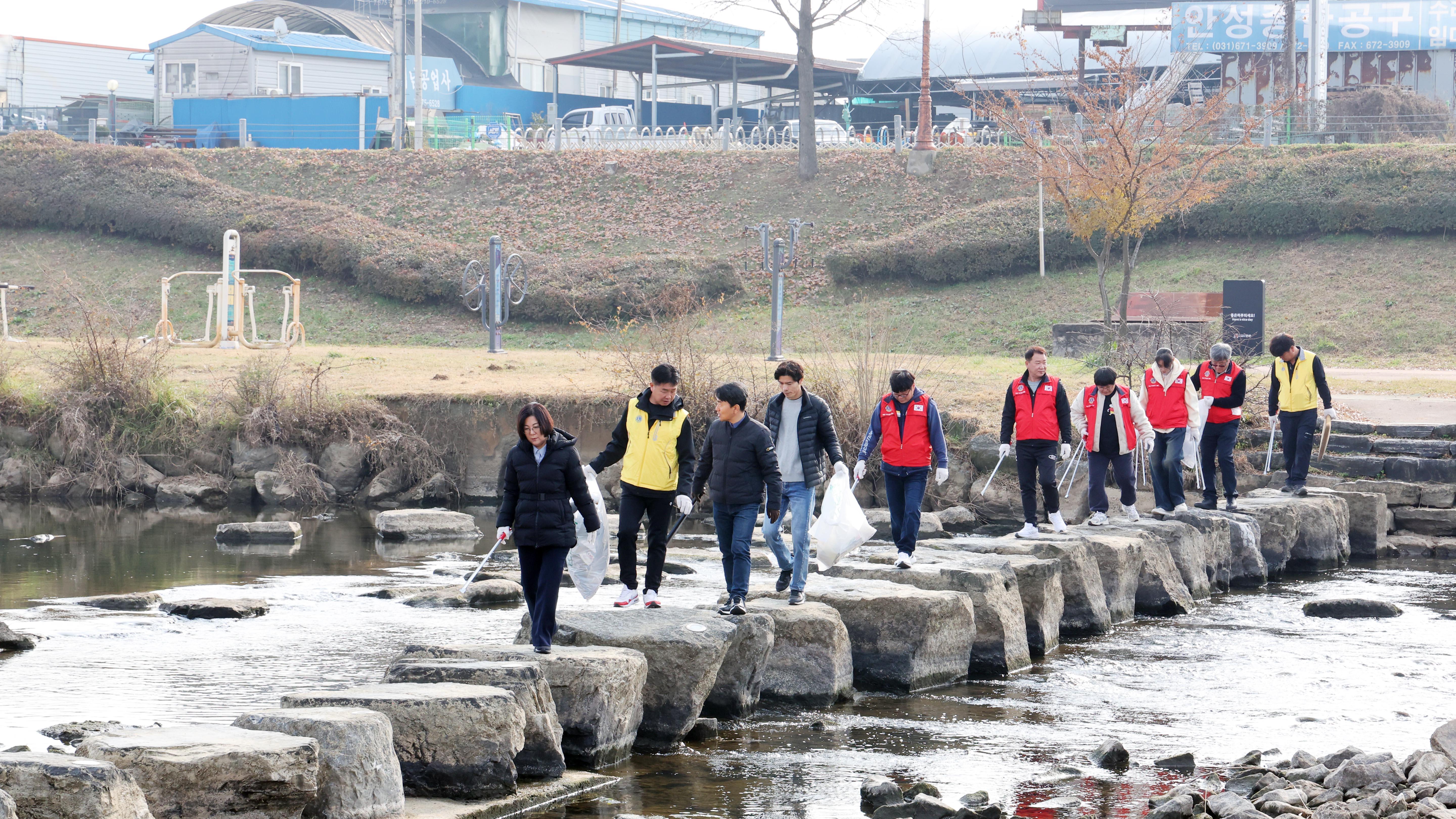 2025년 합동 안성천변 정화 봉사-07