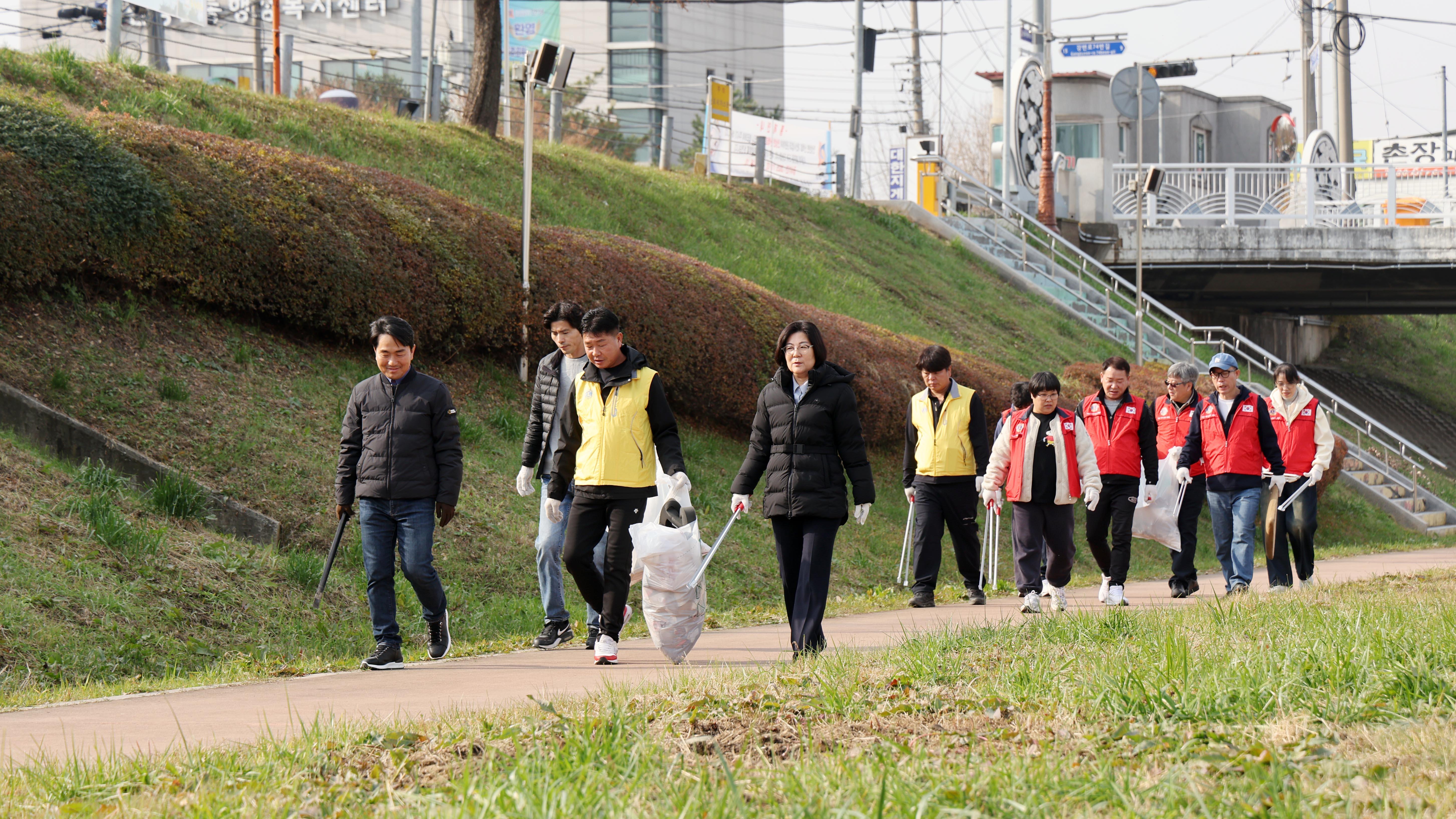 2025년 합동 안성천변 정화 봉사-06