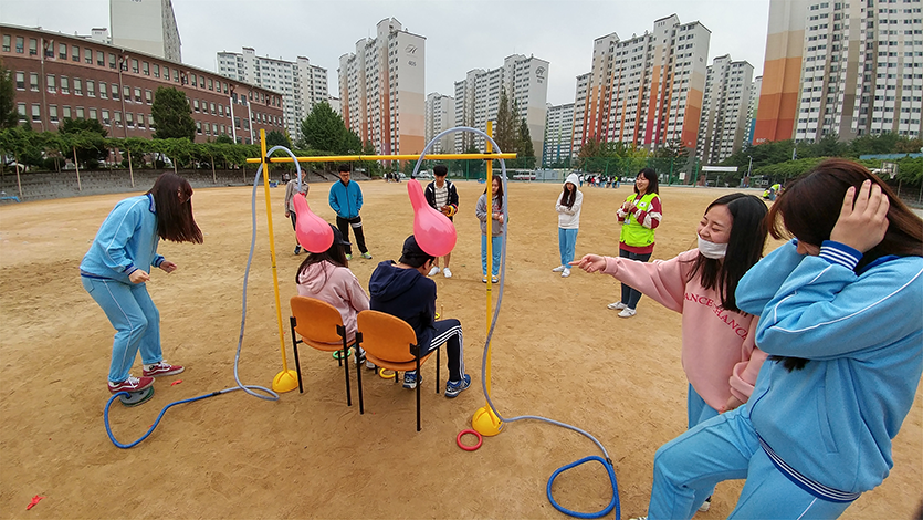 운동장에서  다양한 놀이문화를 체험하고 있습니다